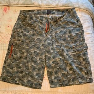 Jag camo shorts trimmed in Orange size 8 relaxed fit